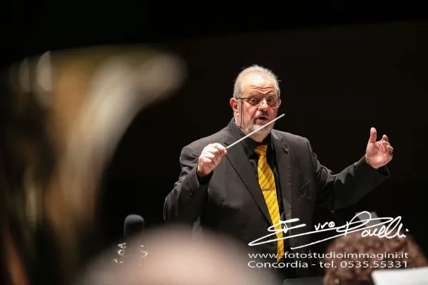 Il Maestro Marco Bergamaschi mentre dirige la banda